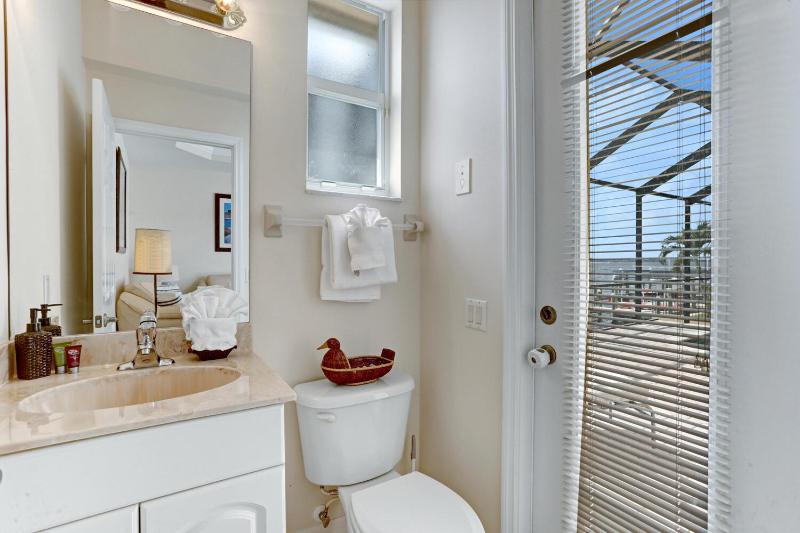 The Hammock - Beautiful waterfront 4 bedroom home with heated pool - image 28