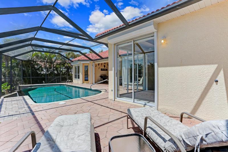 The Hammock - Beautiful waterfront 4 bedroom home with heated pool - image 37