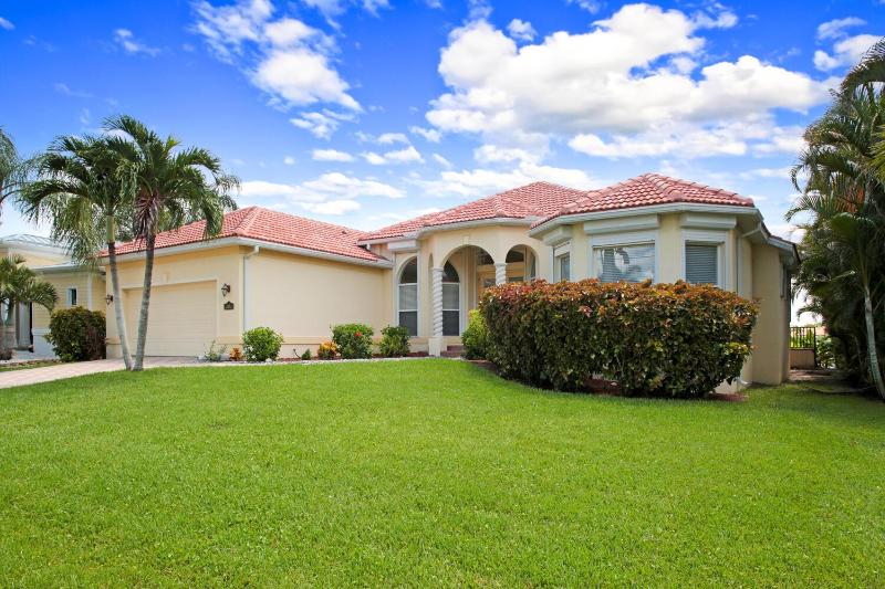 The Hammock - Beautiful waterfront 4 bedroom home with heated pool - image 21