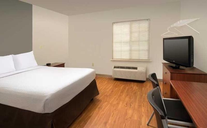 Queen Room with Roll In Shower – Disability Access/Non Smoking image 2