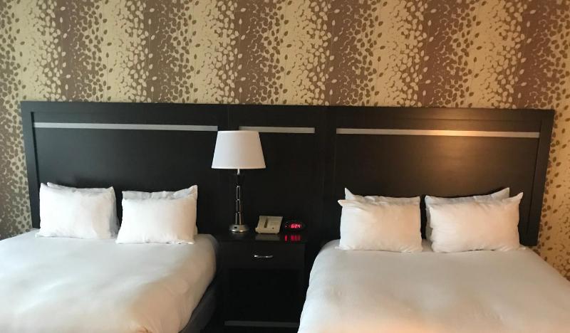 Queen Room with Two Queen Beds - Non-Smoking image 2