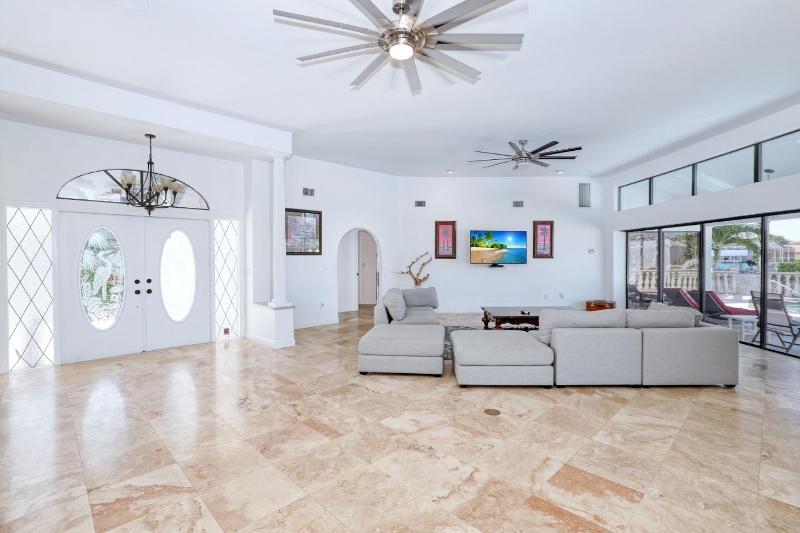 Villa Waterview - Amazing Gulf access pool and spa home on spacious corner lot! - image 9