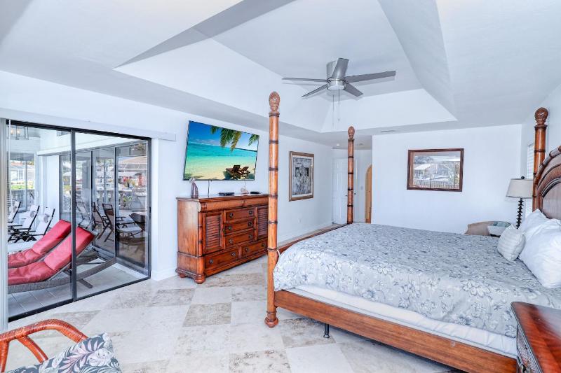 Villa Waterview - Amazing Gulf access pool and spa home on spacious corner lot! - image 16