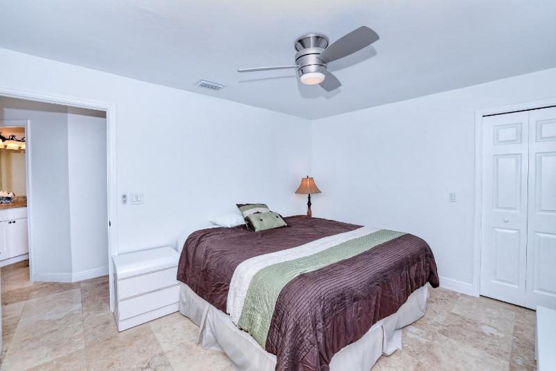 Villa Waterview - Amazing Gulf access pool and spa home on spacious corner lot! - image 10