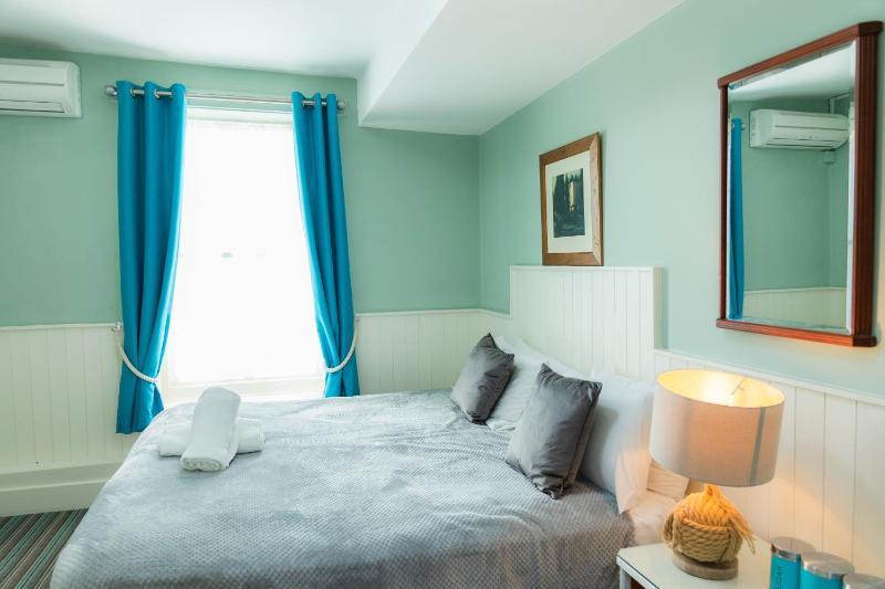 Standard Twin Room image 3
