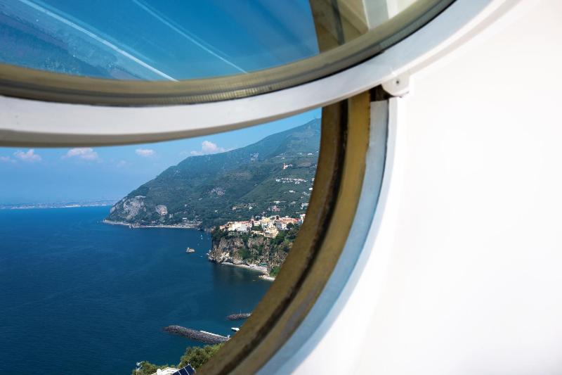 Double Room with Sea View image 4