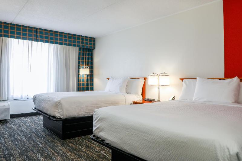 Queen Room with Two Queen Beds - Non-Smoking image 4