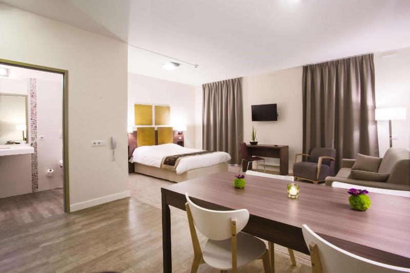 Family Room image 4