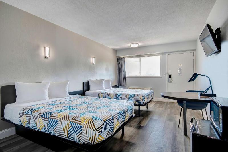 Quadruple Room - Non-Smoking image 1
