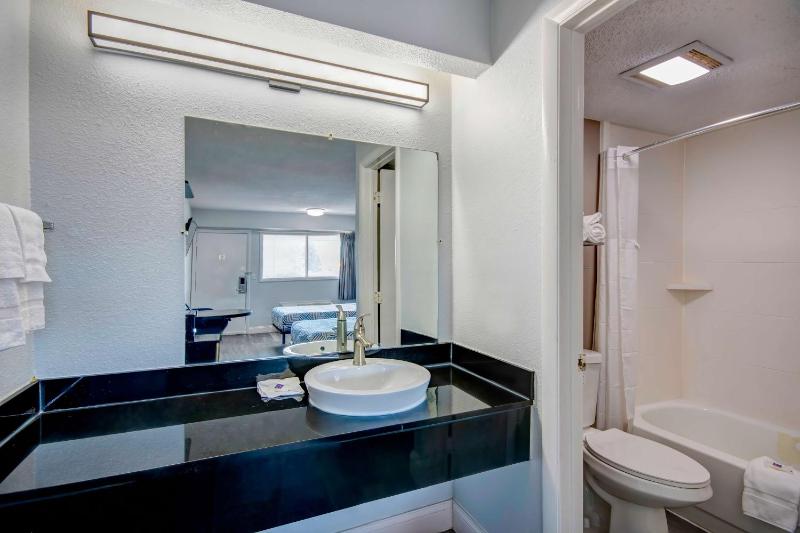 Quadruple Room - Smoking image 1