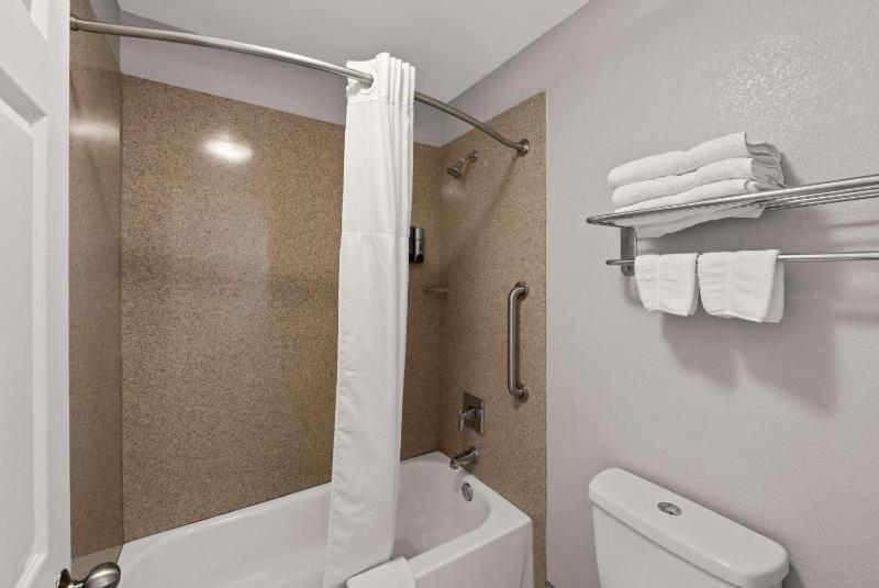 King Room with Bathtub - Mobility/Hearing Accessible - Non-Smoking image 2