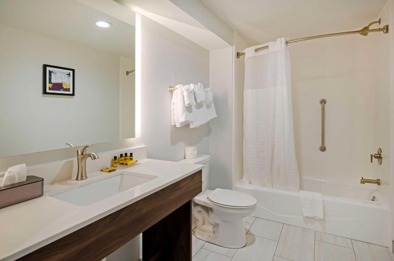 King Room with Mobility Accessible Tub image 1