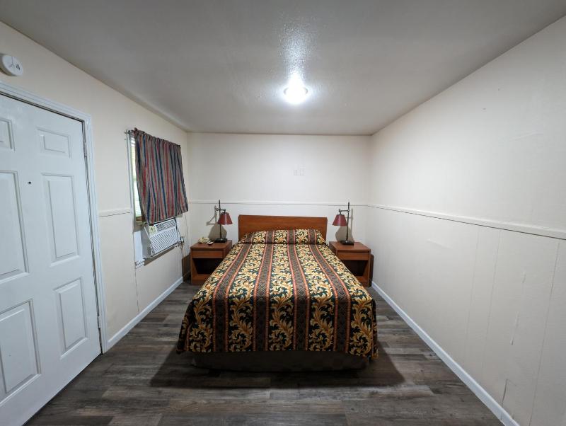 Queen Room image 4