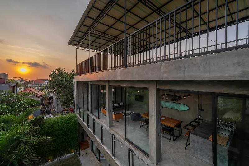 Villa Konkrete - 3BR - Tropical Hideaway Rooftop 15mins to The Beach - image 11