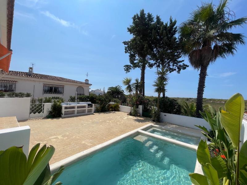 Chalet en primera línea de una planta con piscina privada y acceso directo a la playa Images
