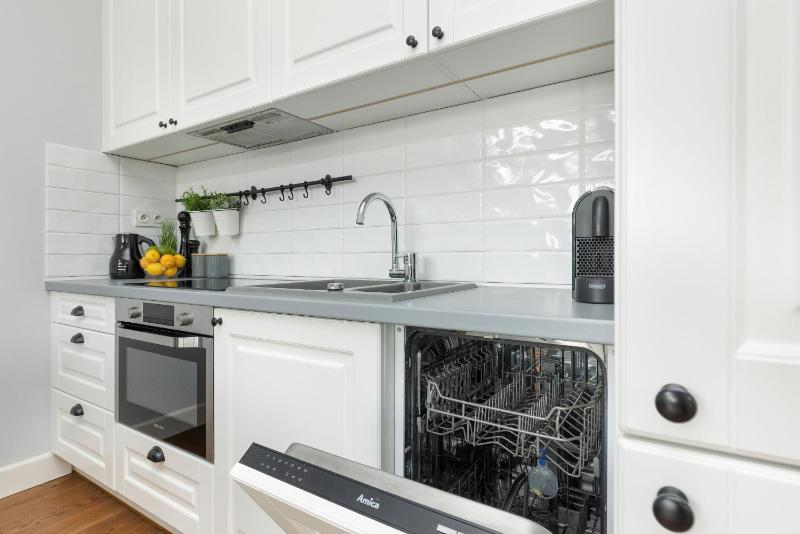 Cozy Apartment Gieysztora Wilanów by Noclegi Renters - image 11