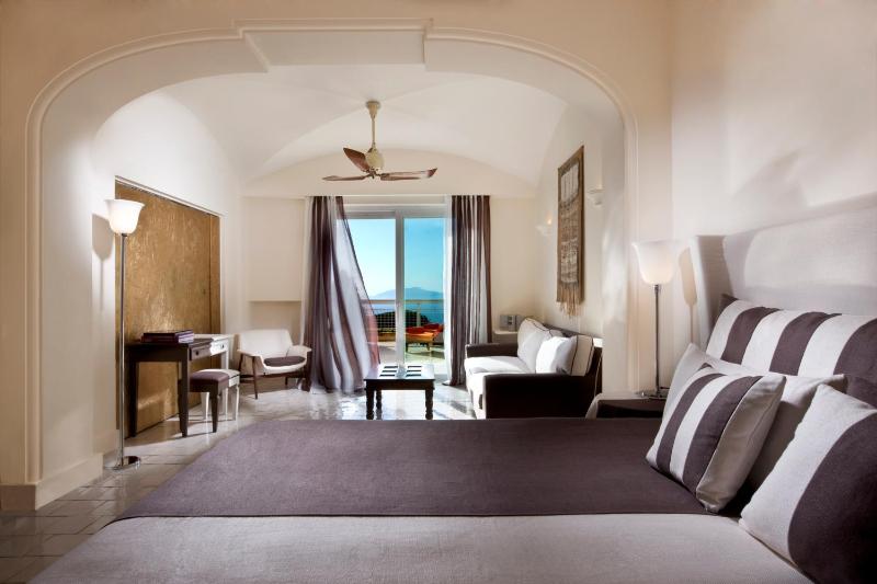 Deluxe Double Sea Side Room image 3