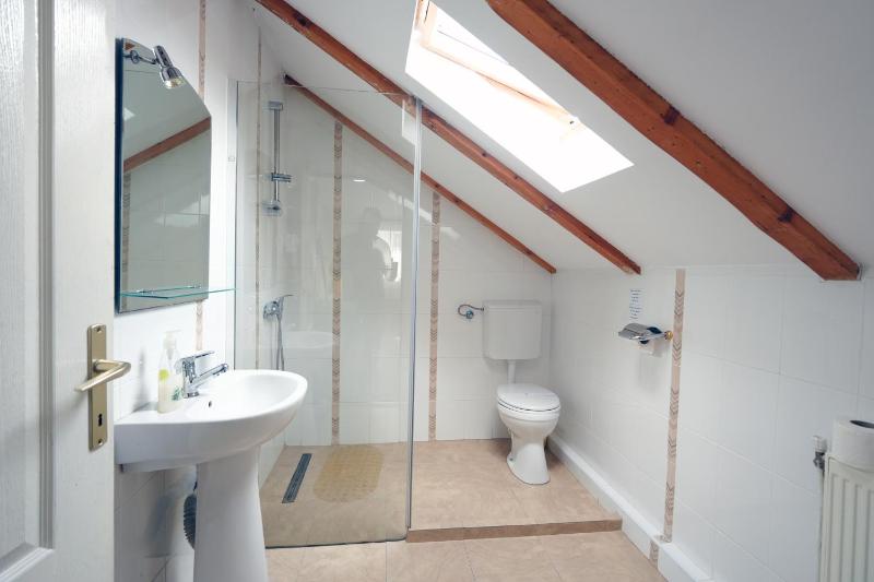 Standard Triple Room image 2