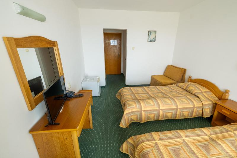 Standard Twin Room image 3