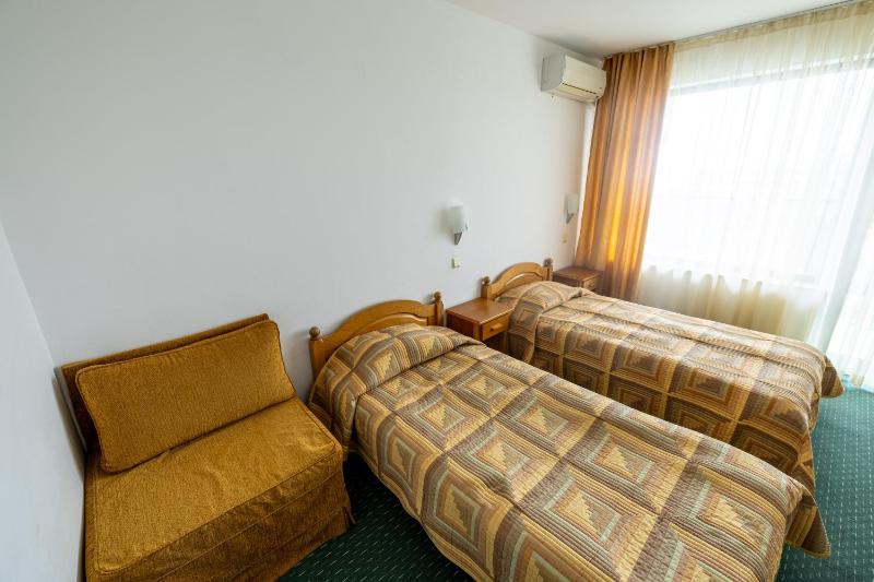 Standard Twin Room image 4