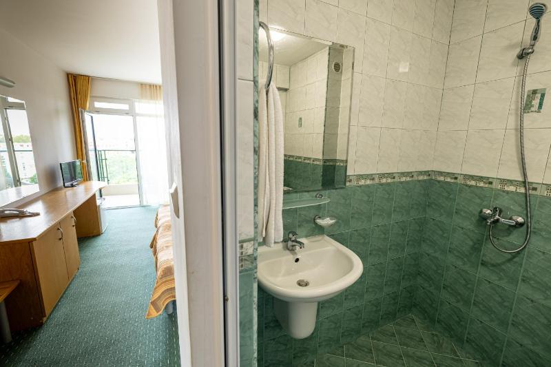 Superior Twin Room image 3
