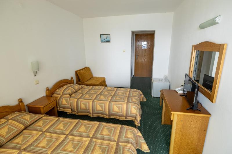 Standard Twin Room with Front Sea View image 3