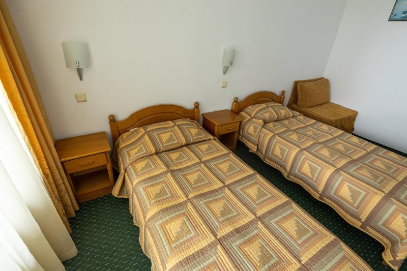 Standard Twin Room with Front Sea View image 4