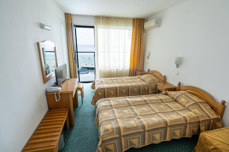 Standard Twin Room with Front Sea View image 2
