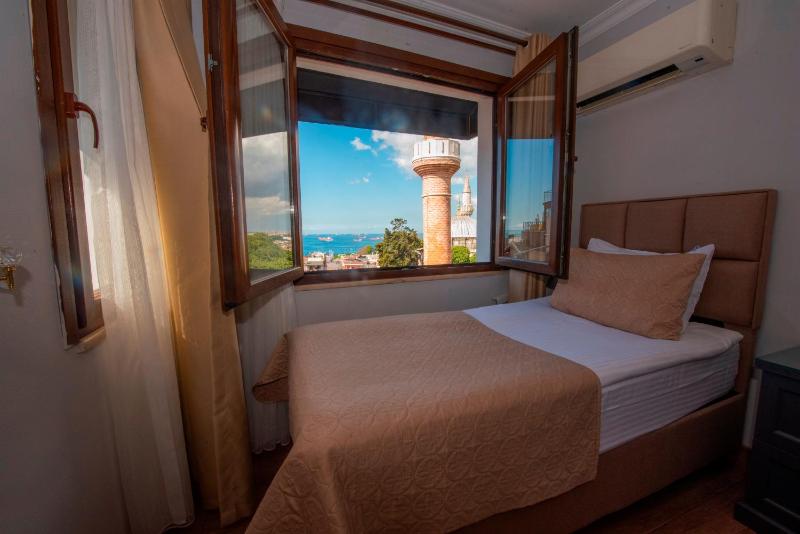 Deluxe Double or Twin Room image 3