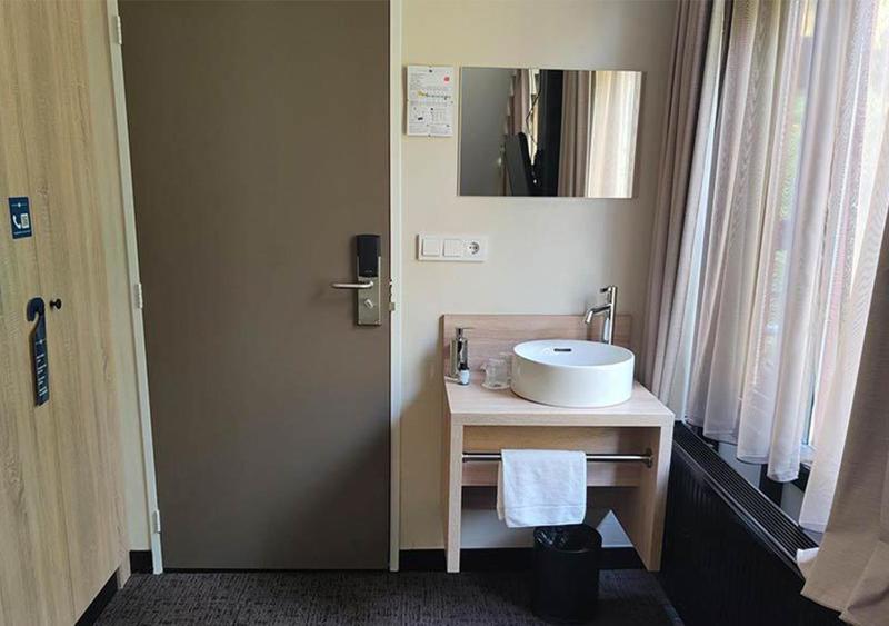 Small Double Room image 4