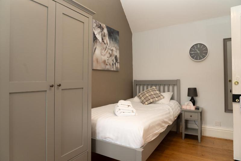 Twin Room image 3