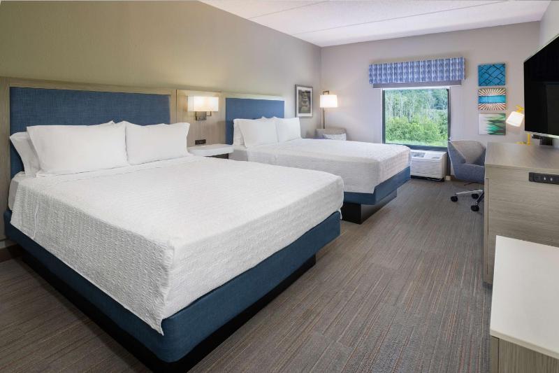 Room with Two Queen Beds - Non-Smoking image 3