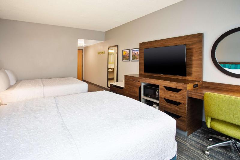 Room with Two Queen Beds - Non-Smoking image 3