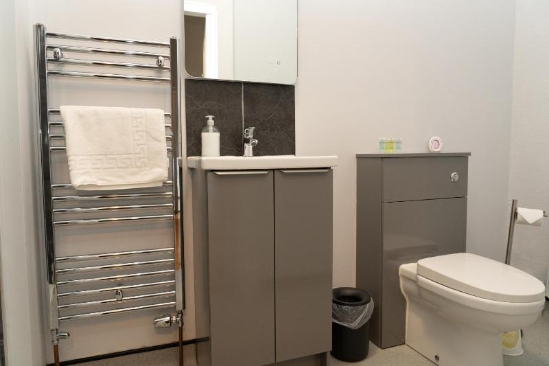 Single Room with Bathroom image 4