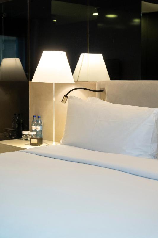 King Room with Street View image 4