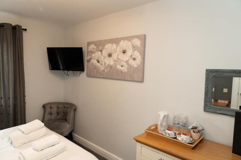 Single Room with Bathroom image 3
