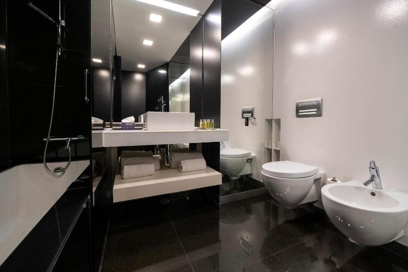 King Room with Street View image 2