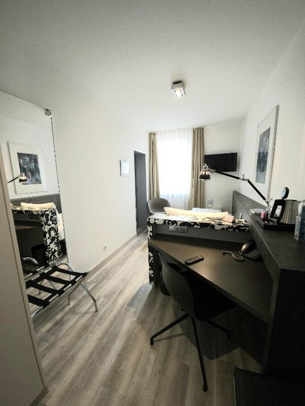 Small Single Room image 4
