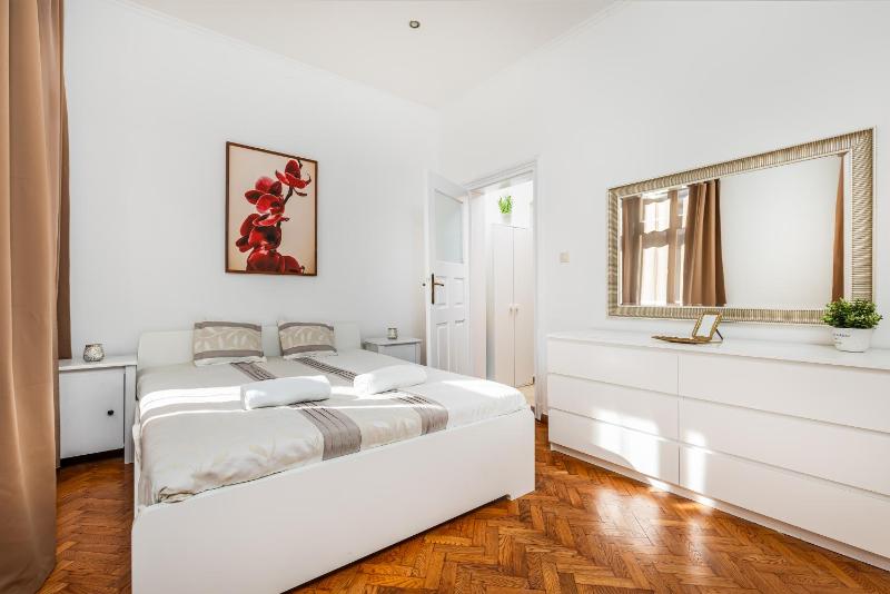 Real Apartments Andrássy - image 15