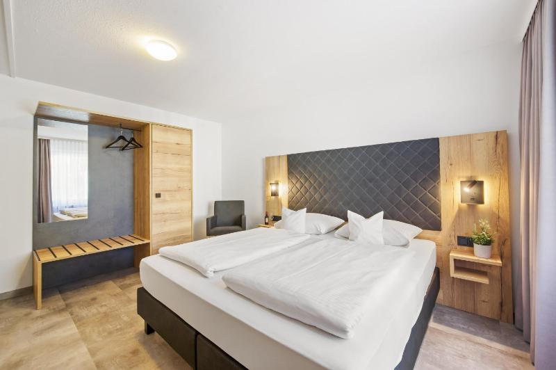 Deluxe Double or Twin Room image 4