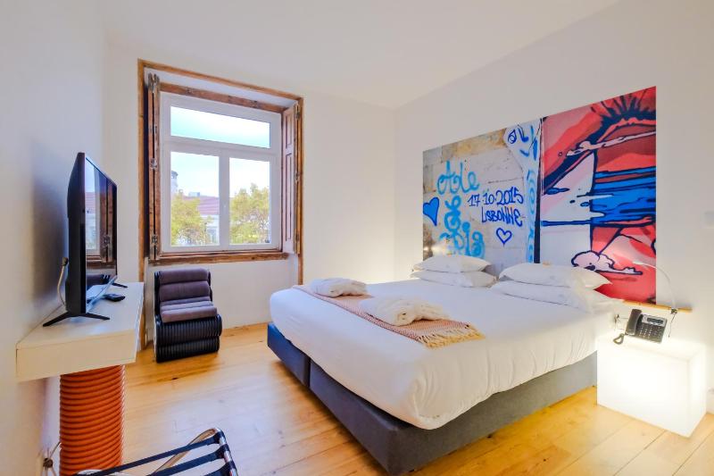 One-Bedroom Apartment with City View image 3