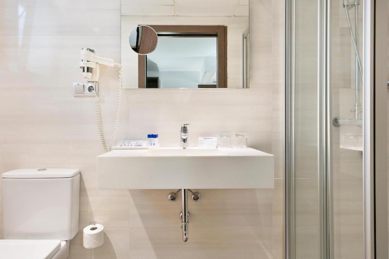 Double or Twin Room (1-2 Adults) image 2