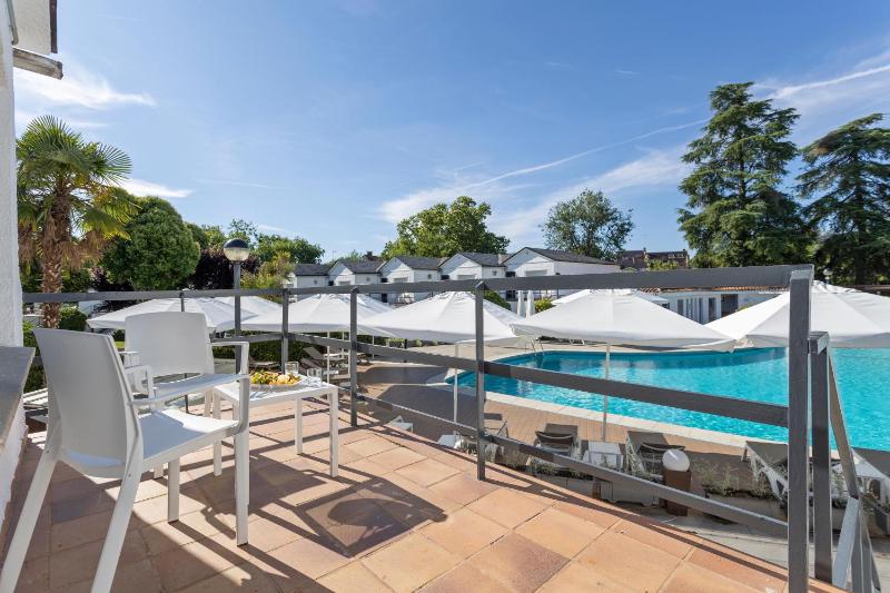 Superior Double Room with Balcony image 3