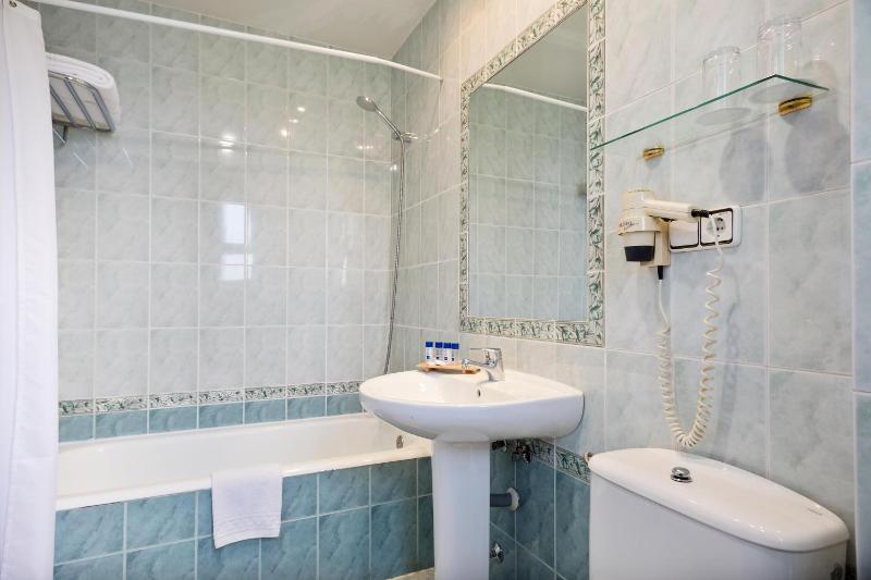 Superior Double Room with Balcony image 2