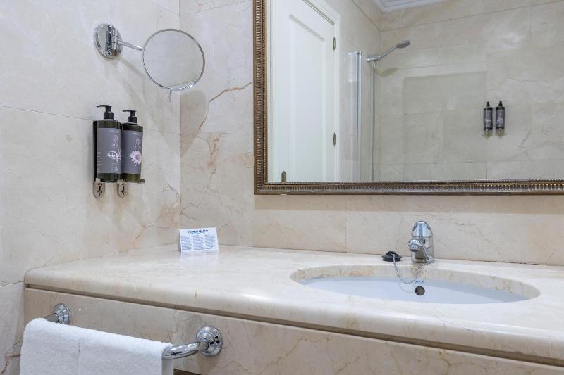 Standard Triple Room image 4