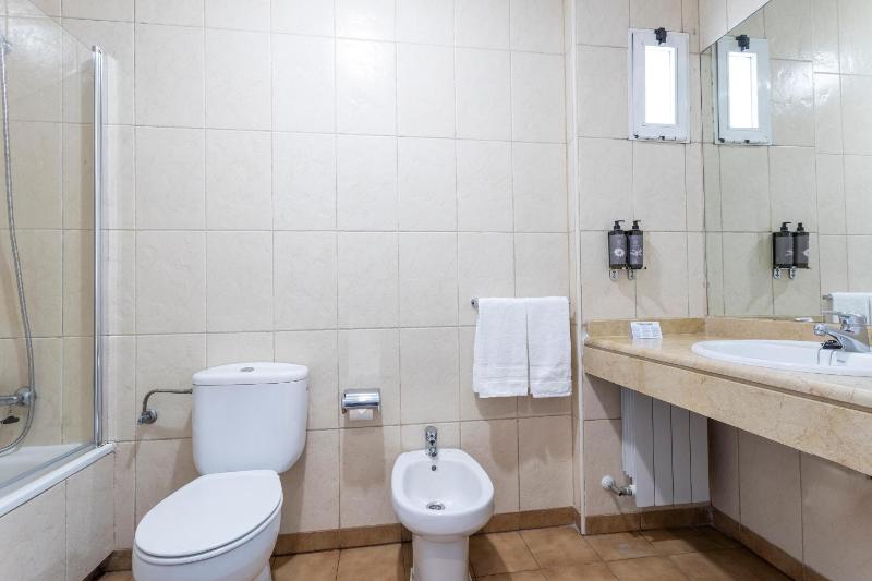 Standard Triple Room image 2