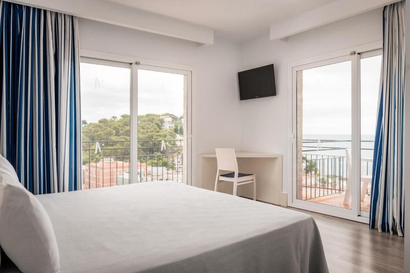 Triple Room (2 Adults + 1 Child) image 3