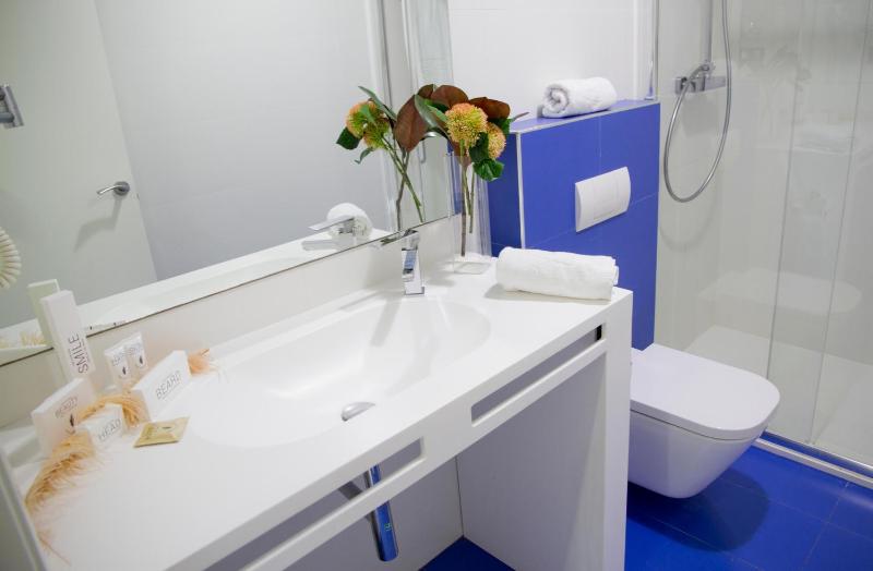 Double or Twin Room image 4