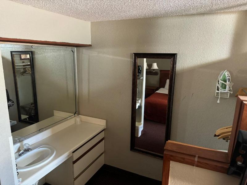 Efficiency Double Suite with Two Double Beds - Accessible/Non-Smoking image 4