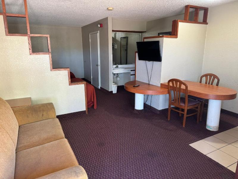 Efficiency Double Suite with Two Double Beds - Accessible/Non-Smoking image 4
